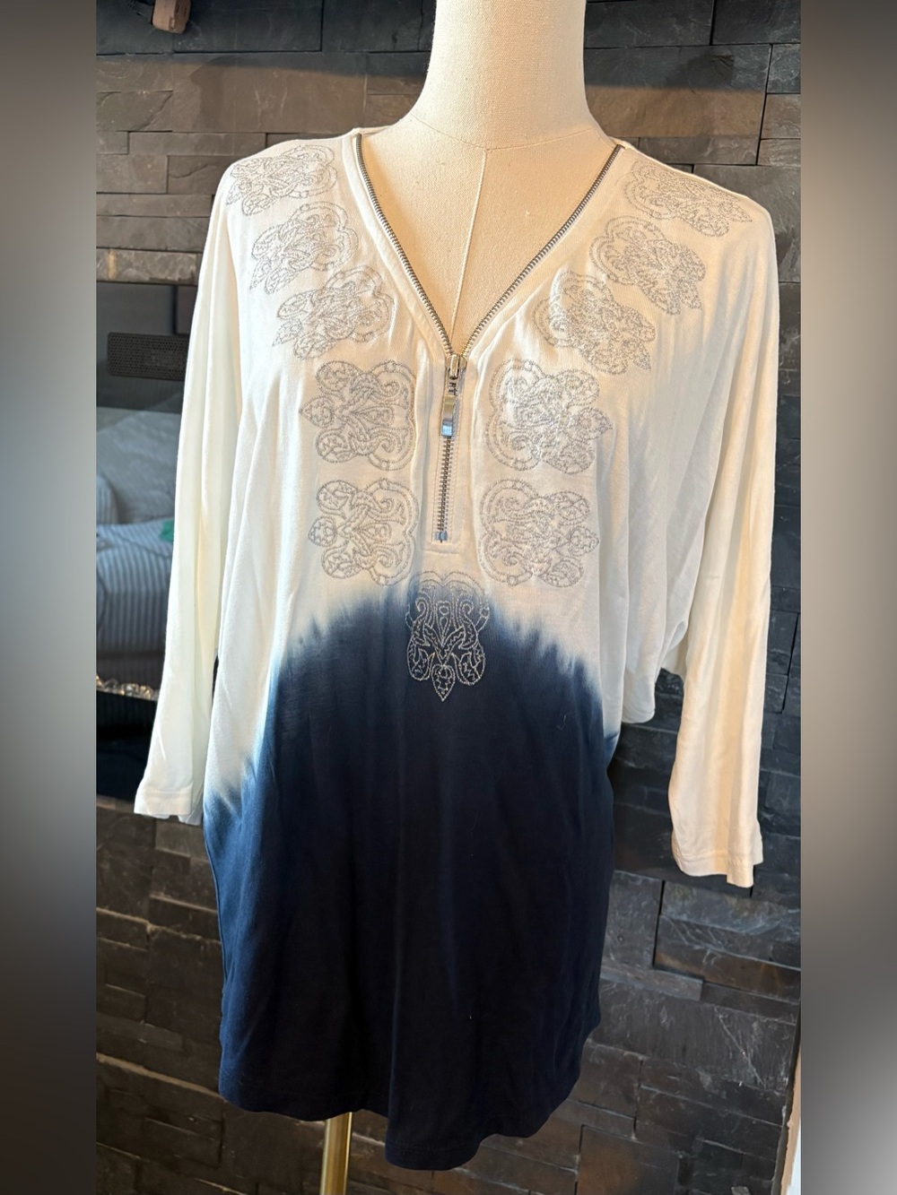 Embroidered Dip-Dye V-Neck shirt - White to Navy